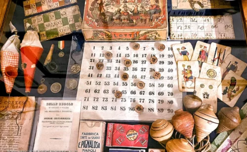 napoli cosa vedere - Museo di Napoli - Collezione Bonelli - antico gioco tombola carte strumbo