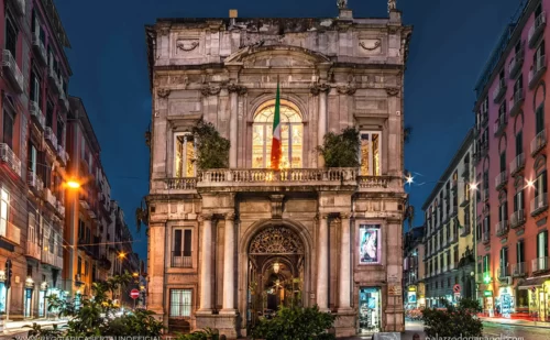 napoli cosa vedere - Palazzo Doria d'Angri facciata esterno da dove sia ffacciò garibaldi