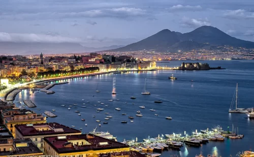 Napoli cosa vedere - Panorama di Napoli di notte con vista sul lungomare