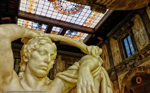 napoli cosa vedere - gallerie d'italia di palazzo zevallos stigliano - scultura e soffitto con vetri istoriati a piombo liberty