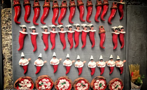 napoli cosa vedere - souvenir di corno antisfiga pulcinella e pizza
