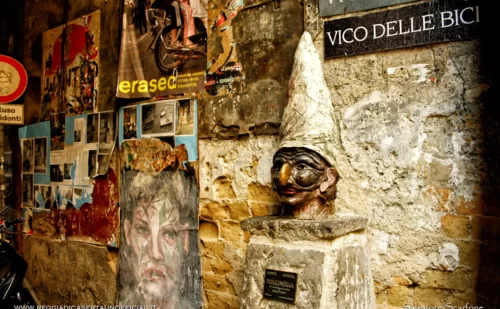 napoli cosa vedere - via dei tribunali - vico delle bici - scultura in bronzo di pulcinella - Naples