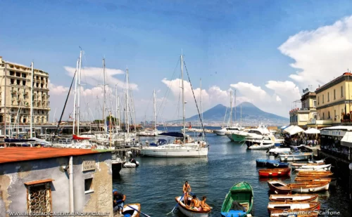 napoli cosa visitare - il porto con vista sul vesuvio