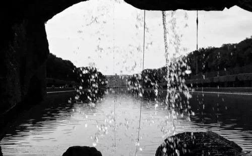 parco della Reggia di Caserta fontana di eolo dei venti vista da dentro le grotte
