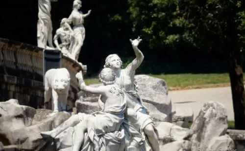 parco della Reggia di Caserta fontana di venere e adone statue sculture