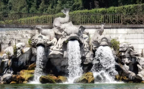 parco della Reggia di Caserta fontana fontane dei delfini sculture