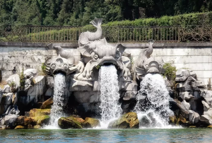 parco della Reggia di Caserta fontana fontane dei delfini sculture
