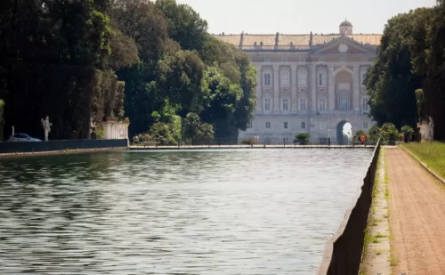 parco della Reggia di Caserta fontana fontane dei delfini vista verso la reggia