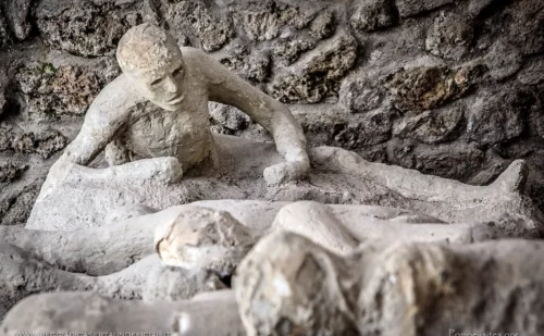pompei scavi archeologici - cosa visitare - orto dei fuggiaschi - corpo in gesso di una vittima