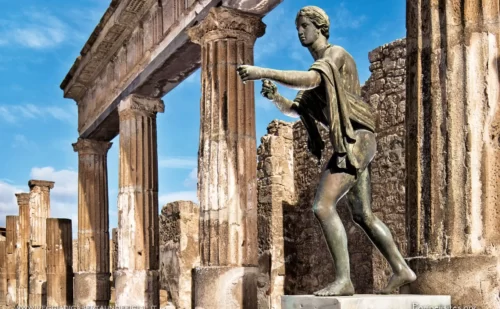 pompei scavi archeologici - tempio santuario di apollo - statua in bronzo