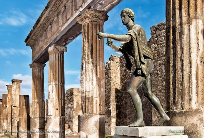 pompei scavi archeologici - tempio santuario di apollo - statua in bronzo