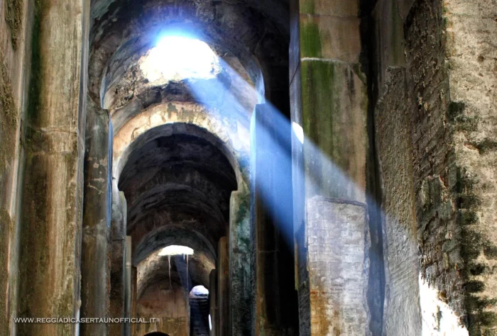 pozzuoli cosa vedere - piscina mirabilis - luce del sole che entra da un foro del soffitto