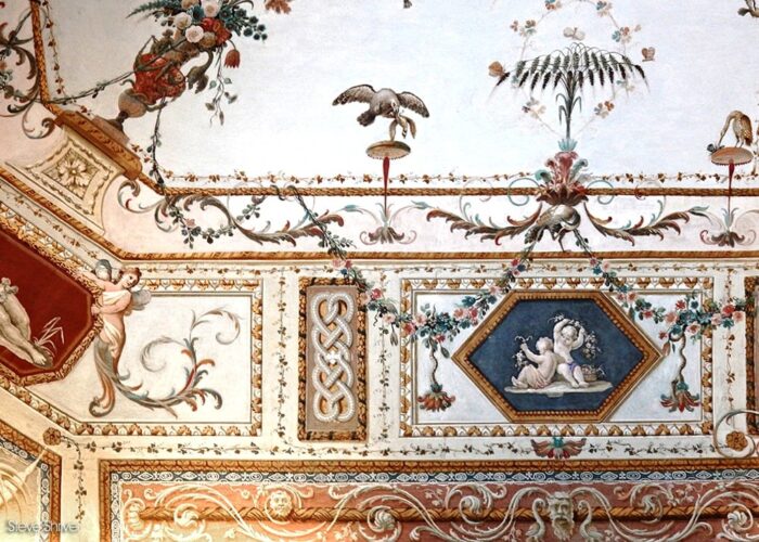 affresco pompeiano del soffitto dell&rsquo;anticamera della stanza da letto di Ferdinando II nella Reggia di Caserta - (ENG: Pompeian fresco on the ceiling of the antechamber of Ferdinand II's bedroom in the Royal Palace of Caserta )