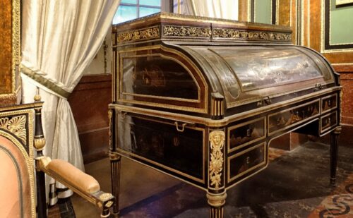 Scrivani a rullo dello studio del re nella Reggia di Caserta - (ENG: kesk in the study of the King at the palace of caserta )