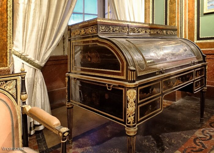 Scrivani a rullo dello studio del re nella Reggia di Caserta - (ENG: kesk in the study of the King at the palace of caserta )