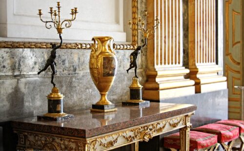 Reggia di Caserta anticamera dei baroni sala di marte arredi console candelabri vaso impero stile