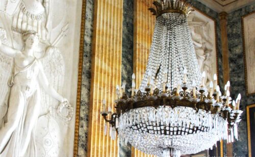 Reggia di Caserta anticamera dei baroni sala di marte arredi lampadario in cristallo stile impero