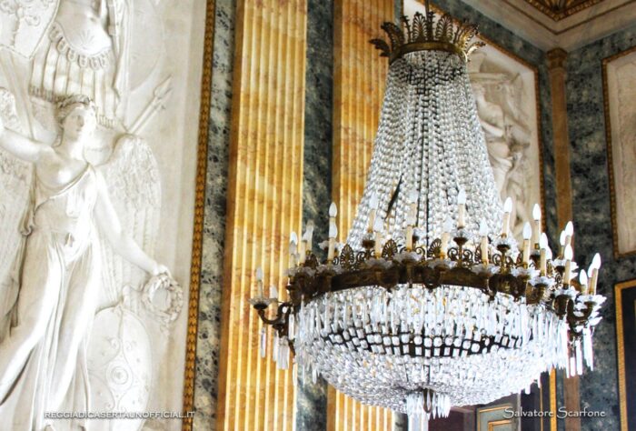 Reggia di Caserta anticamera dei baroni sala di marte arredi lampadario in cristallo stile impero
