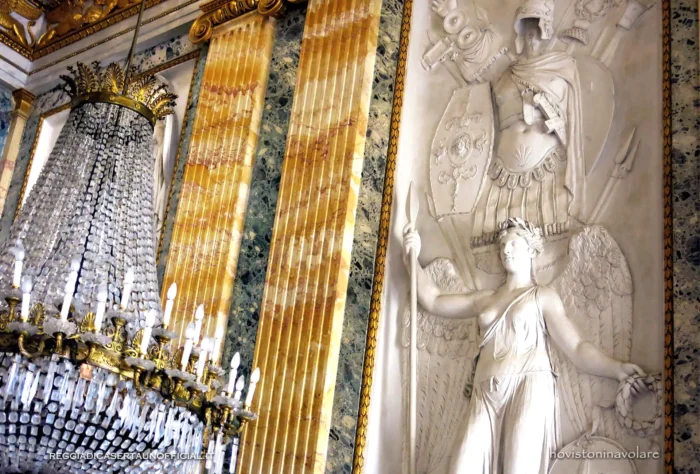 Reggia di Caserta interni dell' anticamera dei baroni sala di marte - parete dettaglio statue lampadario (royal palace of caserta interiors of the barons' antechamber mars room - wall detail statues chandelier)
