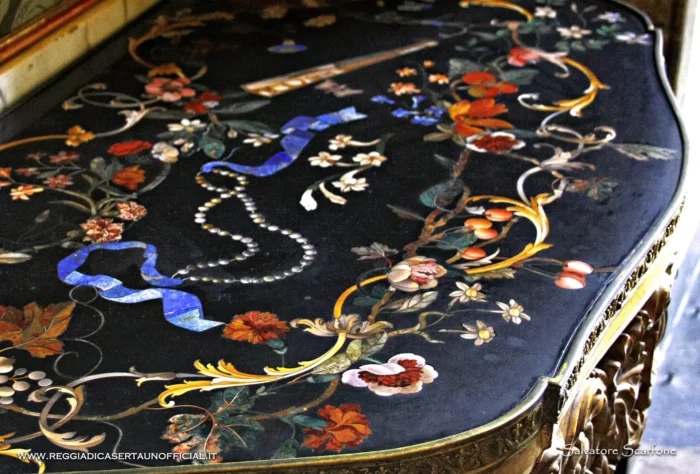Reggia di Caserta anticamera stanza da letto di re francesco ii arredi console neobarocca con piano di commesso in pietra dure - (ENG: royal palace of caserta antechamber bedroom of king francis ii furnishings neo-baroque console with semi-precious commessi tabletop)