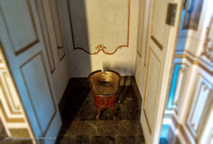 Reggia di Caserta bagno della regina maria carolina bidet savoia oggetto sconosciuto a forma di chitarra
