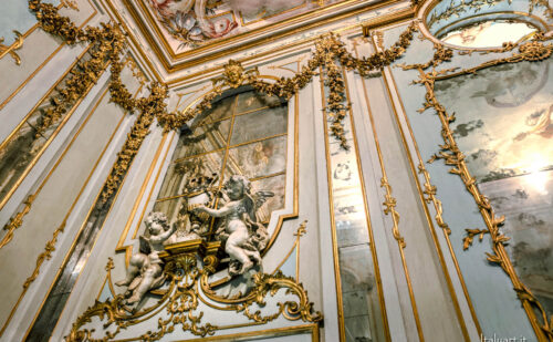 reggia di caserta bagno della regina maria carolina dettaglio parete sculture