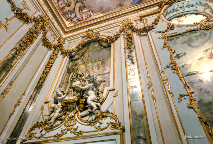 Reggia di Caserta bagno della regina maria carolina dettaglio parete sculture