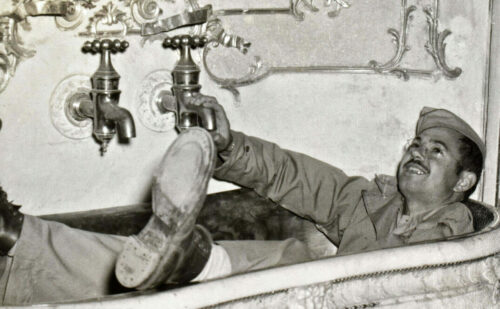 reggia di caserta bagno della regina maria carolina foto vintage soldato seconda guerra mondiale nella vasca da bagno
