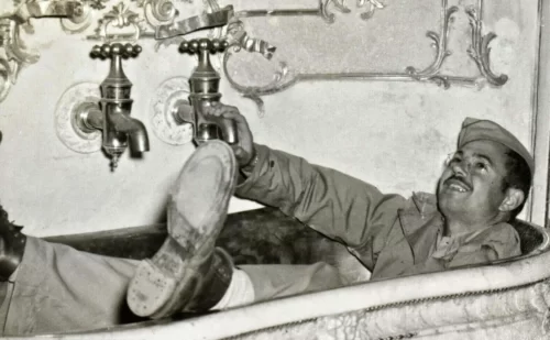 Reggia di Caserta bagno della regina maria carolina foto vintage soldato seconda guerra mondiale nella vasca da bagno