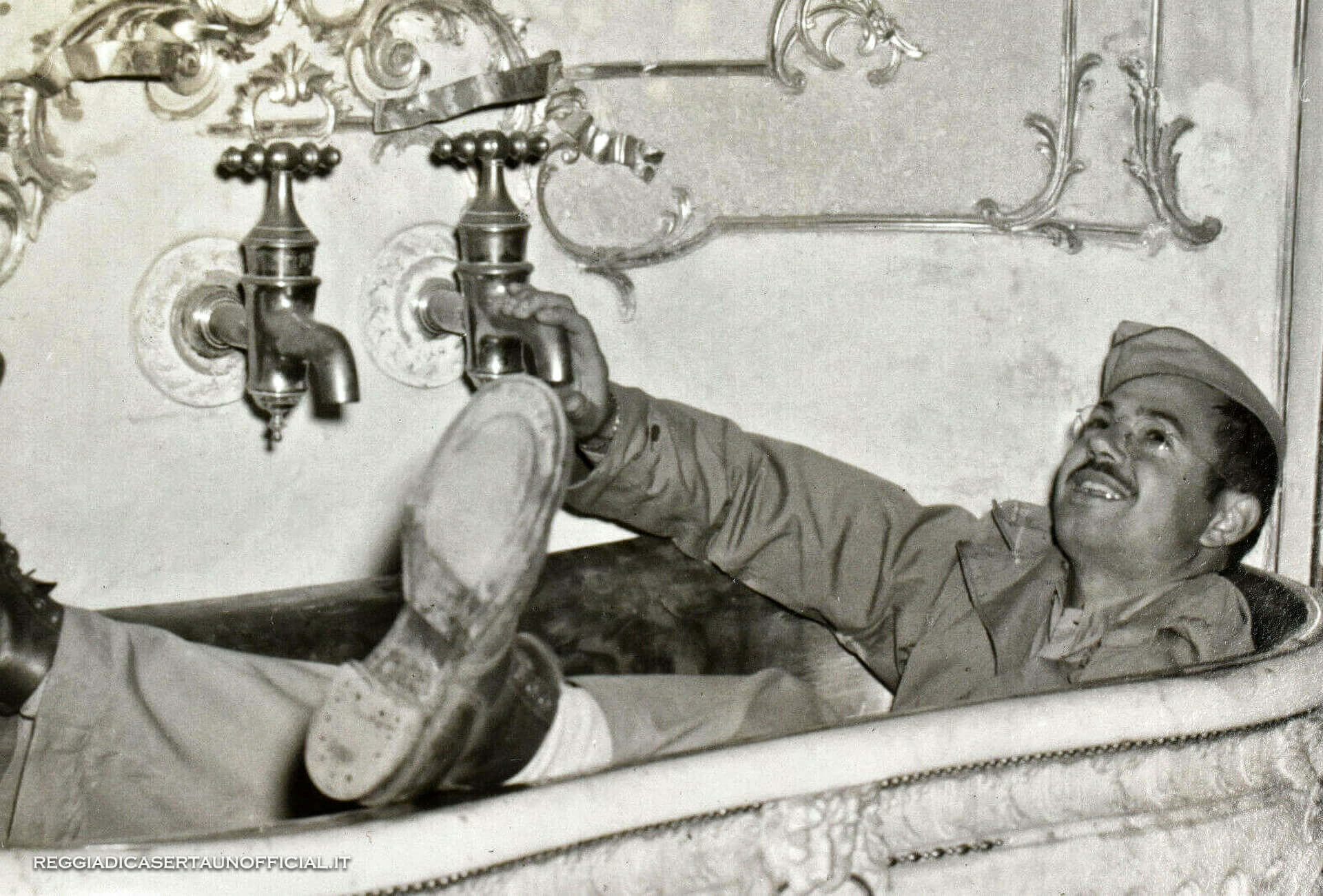reggia di caserta bagno della regina maria carolina foto vintage soldato seconda guerra mondiale nella vasca da bagno