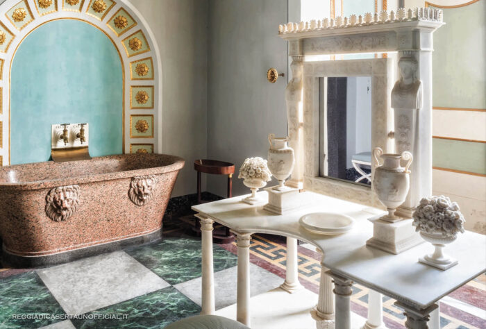 Reggia di Caserta bagno della stanza da letto di re francesco ii stile impero arredi toilette di marmo e vasca da bagno
