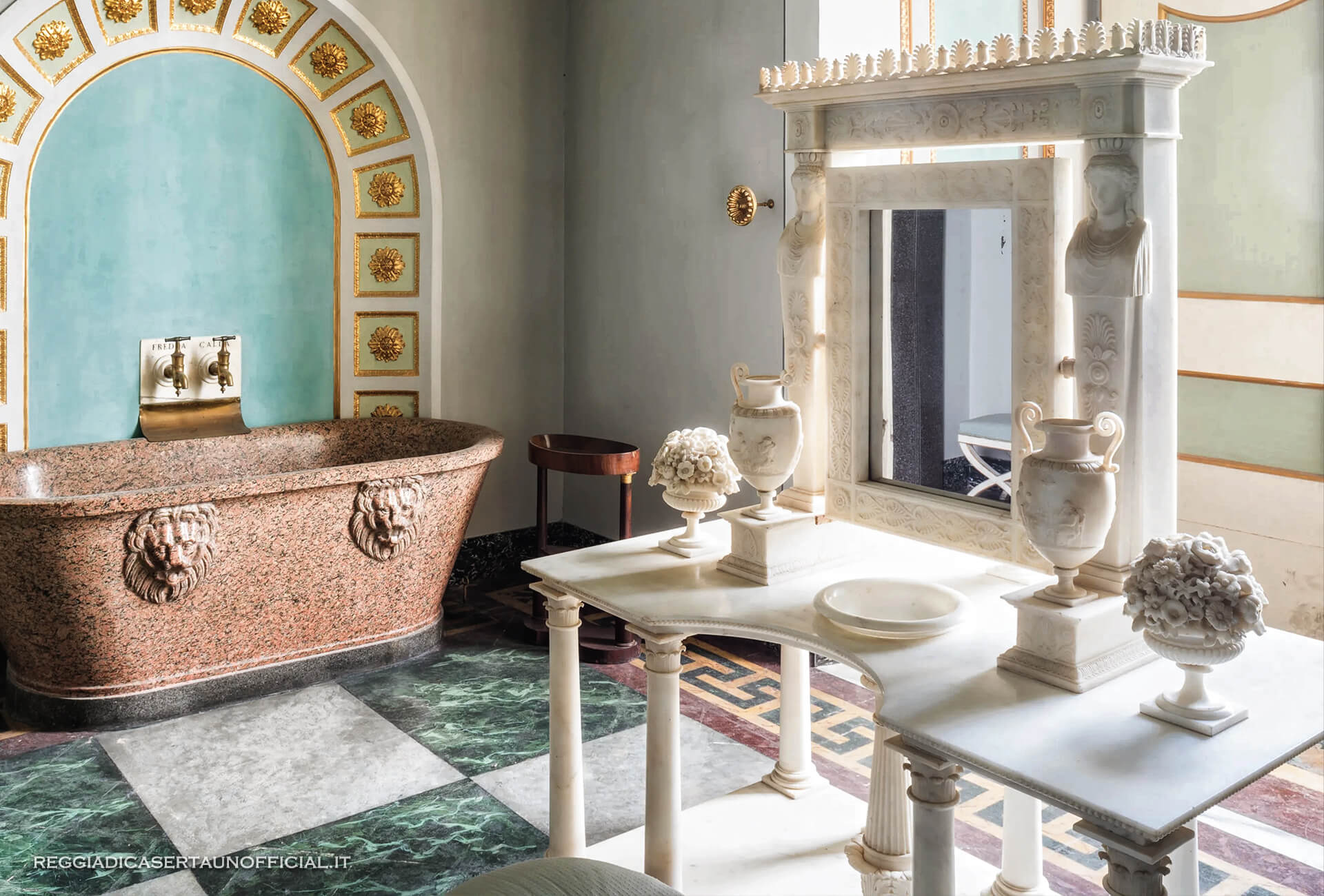 reggia di caserta bagno della stanza da letto di re francesco ii stile impero arredi toilette di marmo e vasca da bagno