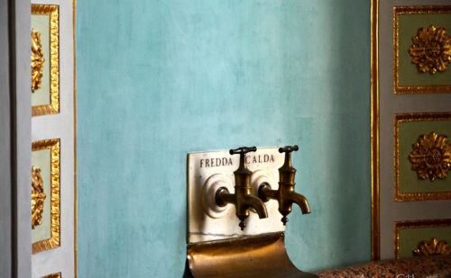 Reggia di Caserta bagno della stanza da letto di re francesco ii stile impero vasca da bagno dettaglio rubientti acqua calda e fredda