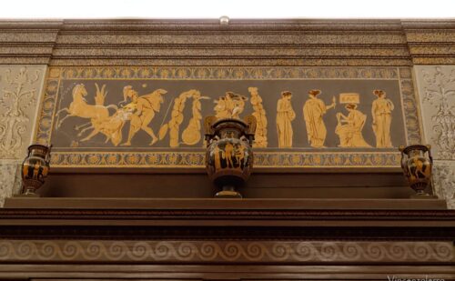 reggia di caserta biblioteca palatina prima sala dettaglio parete vasi ceramica giustiniani