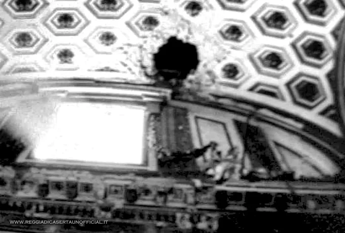 Uno dei tanti danni provocati dal bombardamento. Questa bomba distrusse i quadri della tribuna reale.