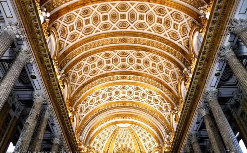 Il soffitto è realizzato a cassettoni con oro su fondo bianco