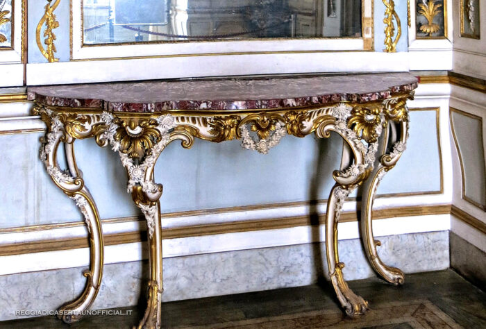 Reggia di Caserta gabinetto degli stucchi arredi mobili console stile rococo bianco oro gennaro di fiore carlo vanvitelli