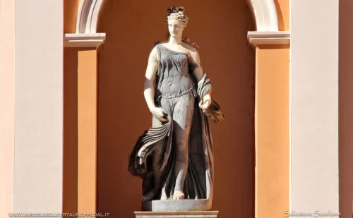 statua di flora nell'aperia del giardino inglese della Reggia di Caserta