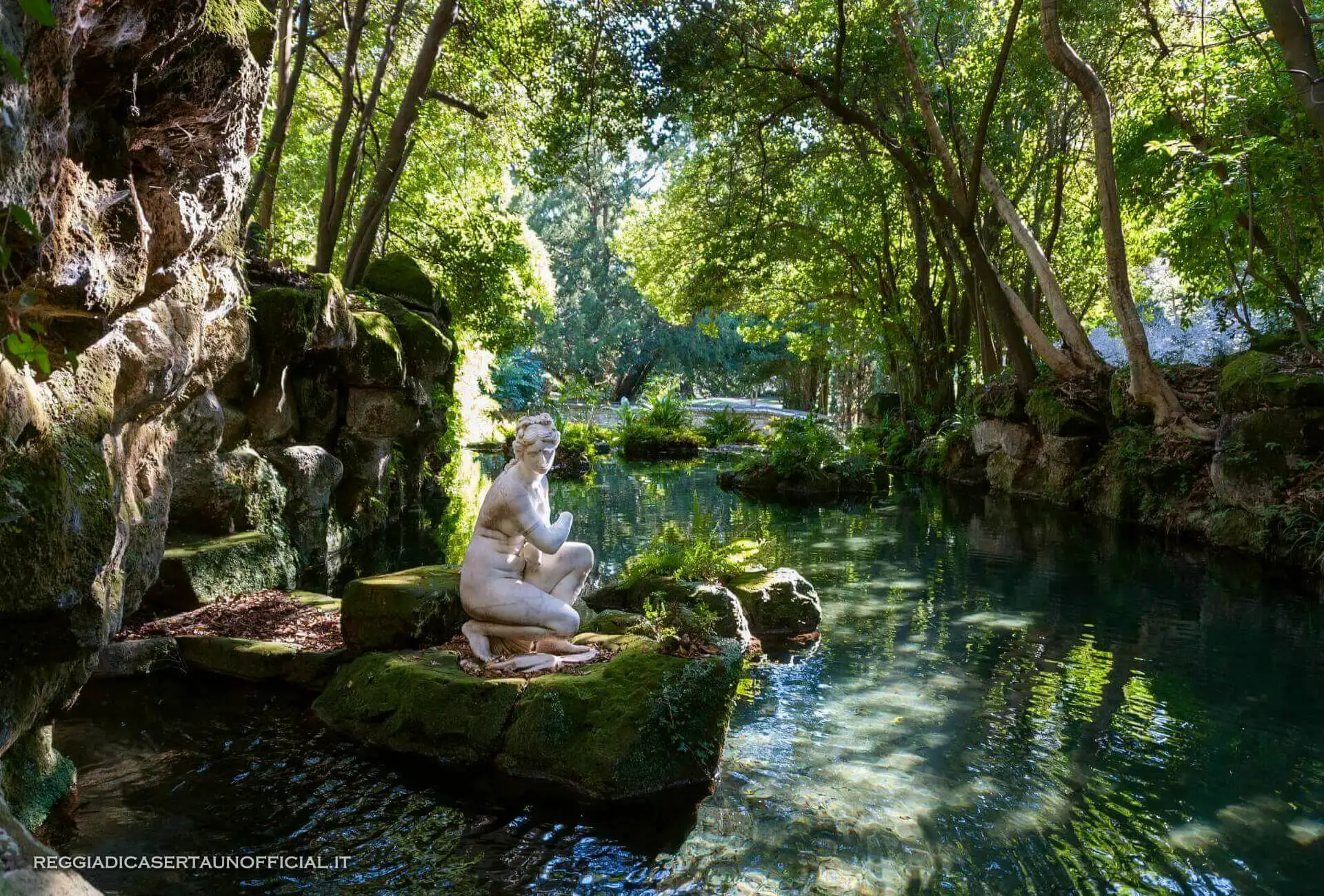 reggia di caserta giardino inglese bagno di venere statua laghetto