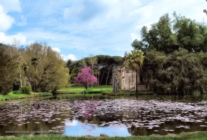 Reggia di Caserta giardino inglese laghetto con tempio
