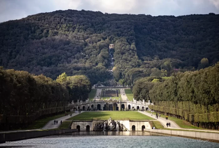 Reggia di Caserta panorama con parco e via d acqua visto dalla fontana dei delfini - royal palace of caserta panorama with park and fountains seen from the fountain of the dolphins -