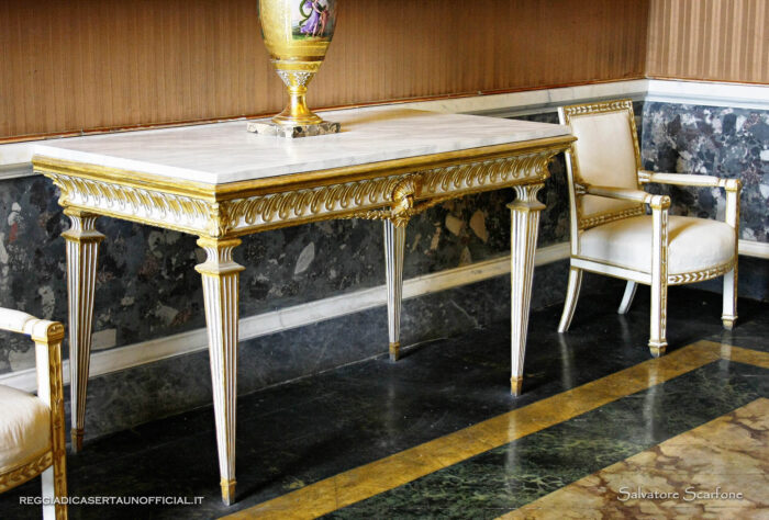 Reggia di Caserta prima anticamera di gioacchino joachim murat arredi console neoclassica e sedie