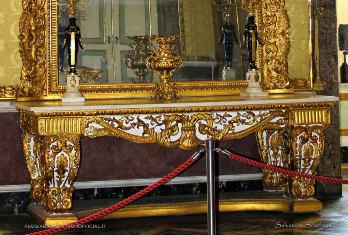 Reggia di Caserta sala del consiglio - arredi tavolo console impero