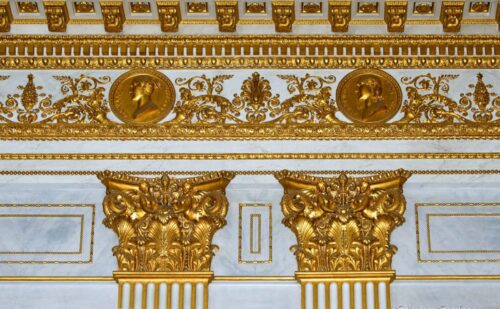 reggia di caserta sala del trono dettaglio parete medaglioni