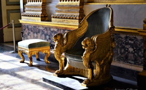 reggia di caserta sala del trono seduta trono impero