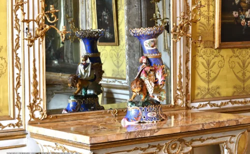 reggia di caserta - sala dell'autunno - consolle, vaso di capodimonte