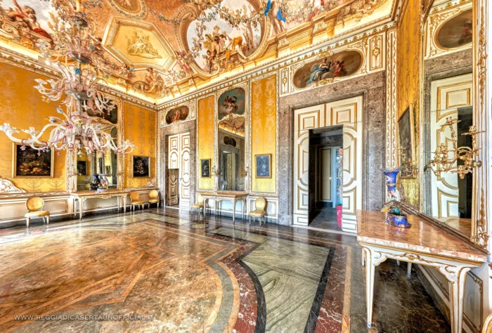 reggia di caserta - sala dell'autunno - vista generale di lato