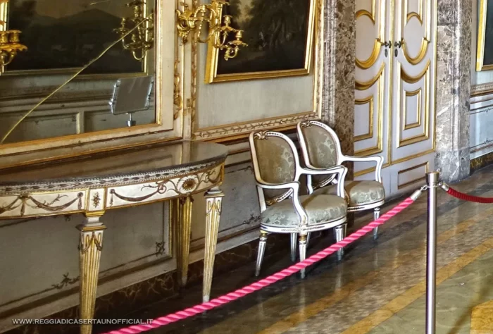 Reggia di Caserta sala delle dame arredi