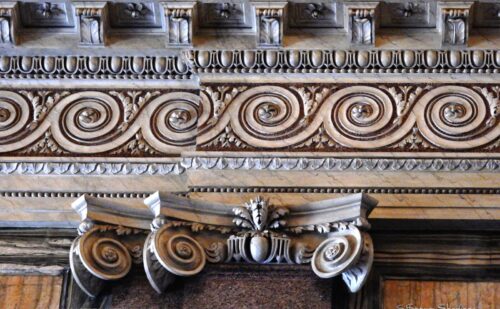 Reggia di Caserta - sala di alessandro anticamera dei non titolati dettaglio parete soffitto fregio