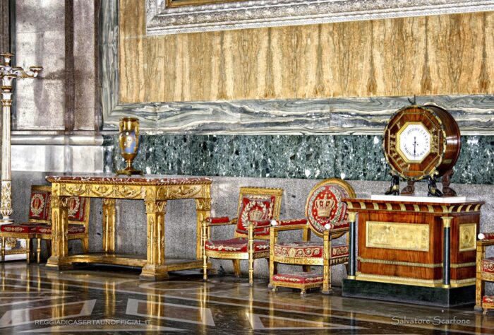 Reggia di Caserta - sala di alessandro anticamera per i non titolati arredi mobili tuileries orologio egizio